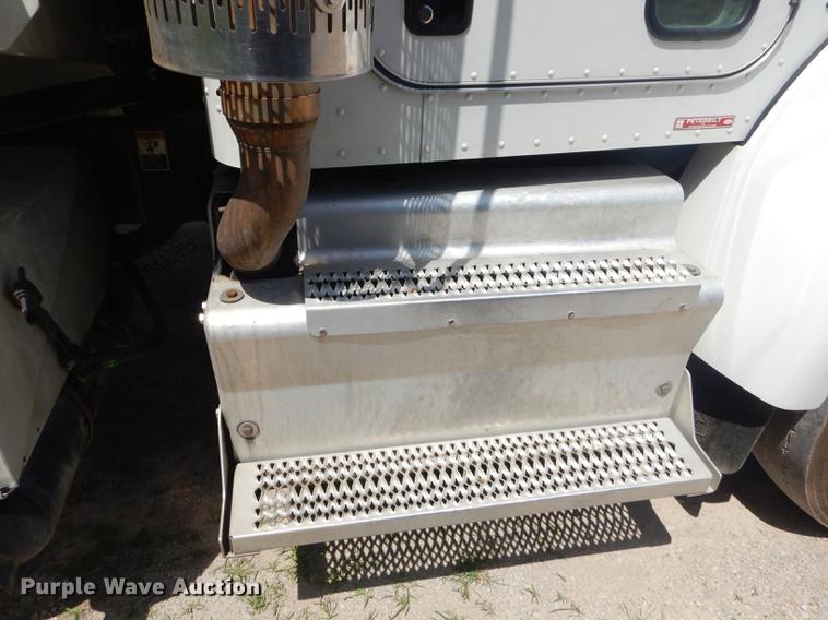 image for item ED9373 2013 Peterbilt 337 refuse truck