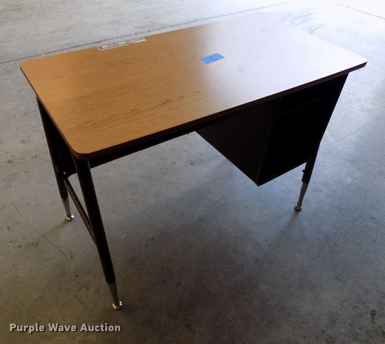image for item FI9794 Approximately 6 desks