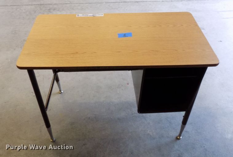 image for item FI9794 Approximately 6 desks