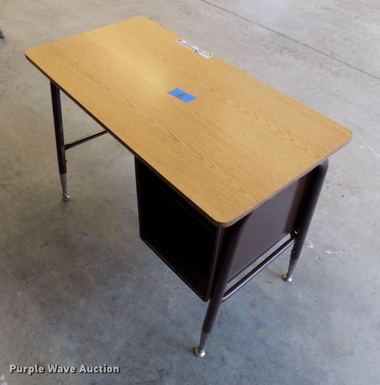 image for item FI9794 Approximately 6 desks