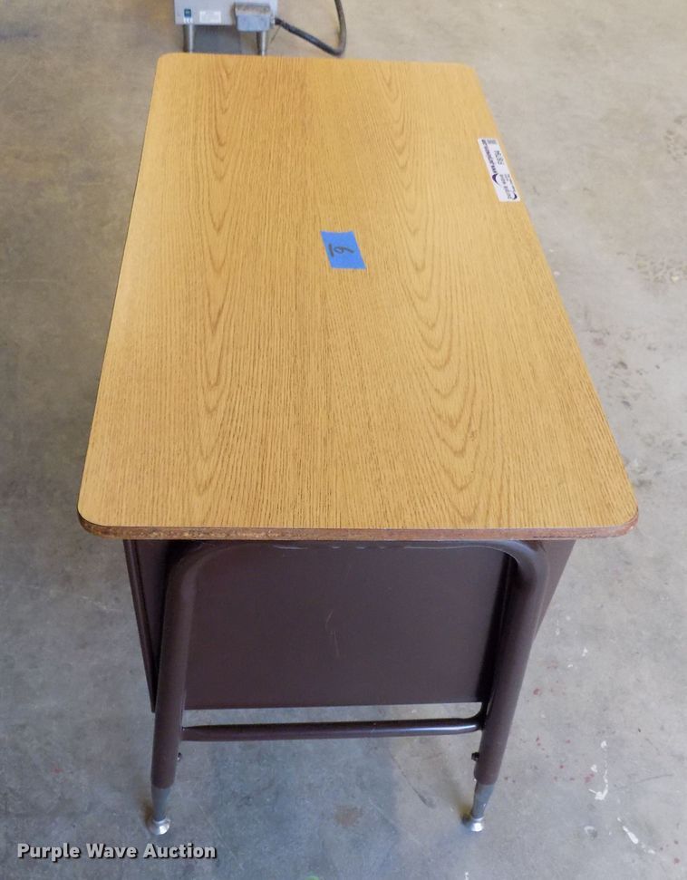 image for item FI9794 Approximately 6 desks