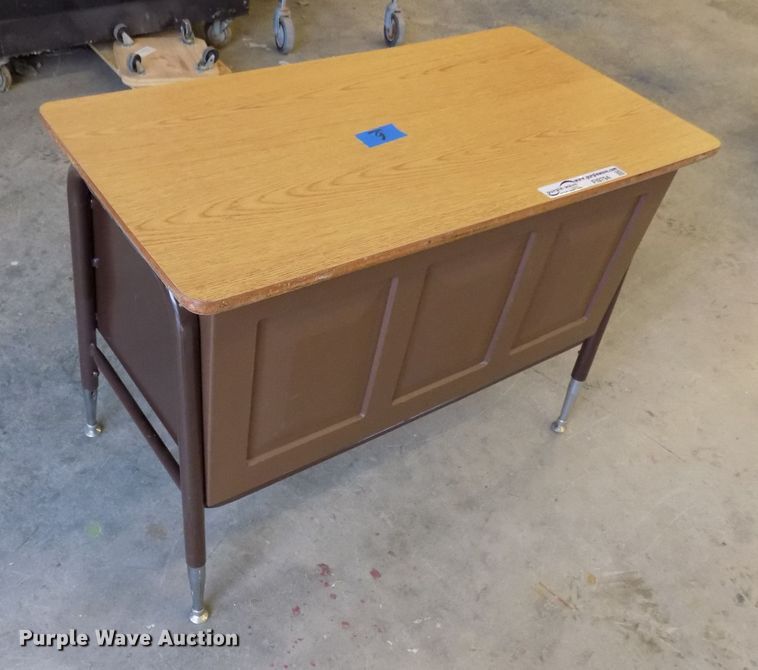 image for item FI9794 Approximately 6 desks