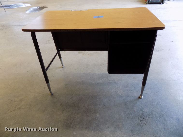 image for item FI9794 Approximately 6 desks