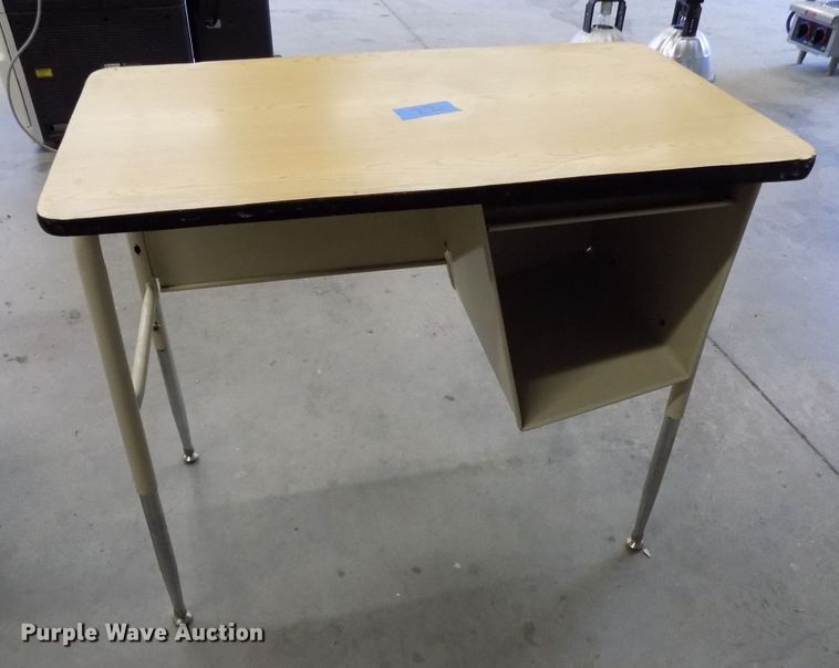 image for item FI9799 Approximately 22 desks