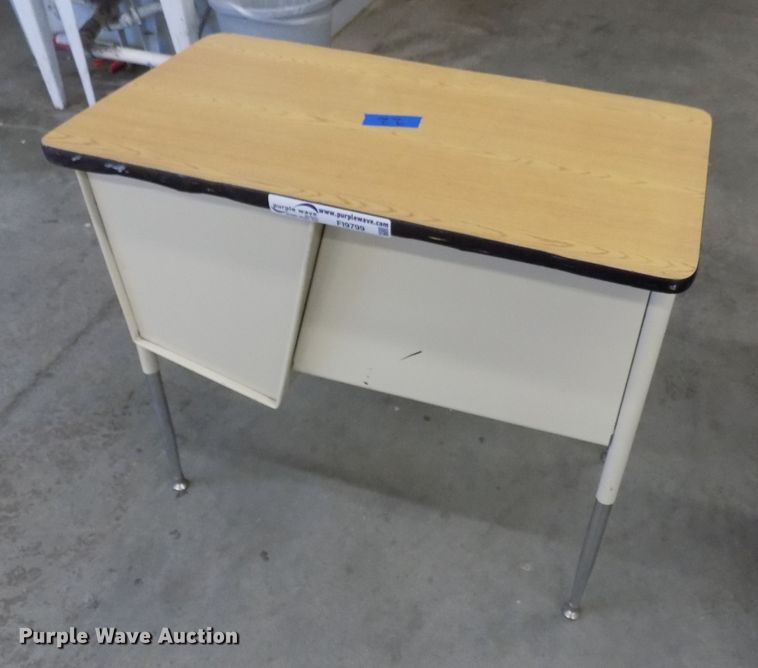 image for item FI9799 Approximately 22 desks