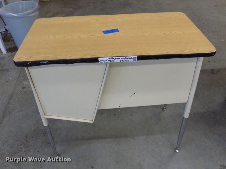 image for item FI9799 Approximately 22 desks