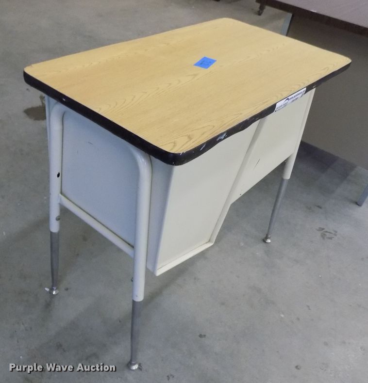 image for item FI9799 Approximately 22 desks