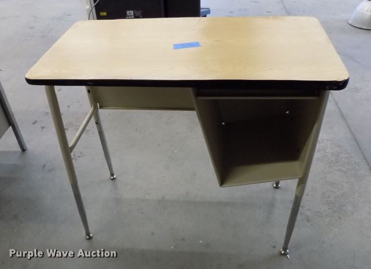 image for item FI9799 Approximately 22 desks