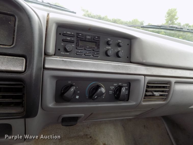 image for item FI9813 1995 Ford F150 pickup truck