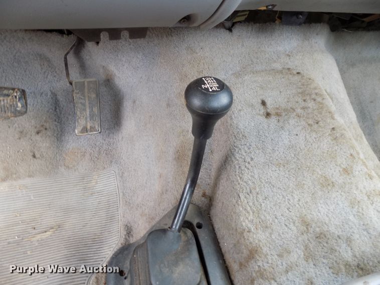 image for item FI9813 1995 Ford F150 pickup truck