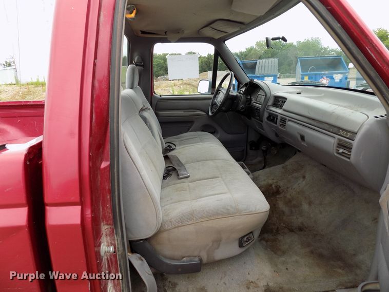 image for item FI9813 1995 Ford F150 pickup truck