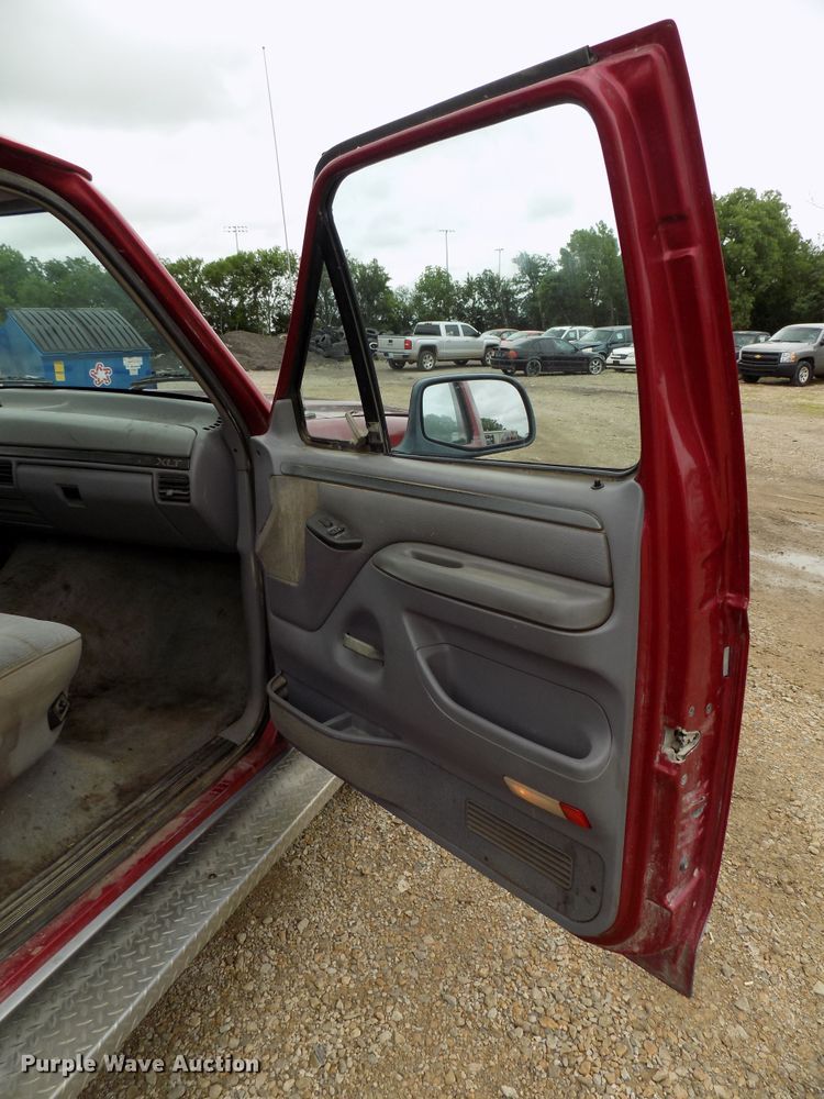 image for item FI9813 1995 Ford F150 pickup truck