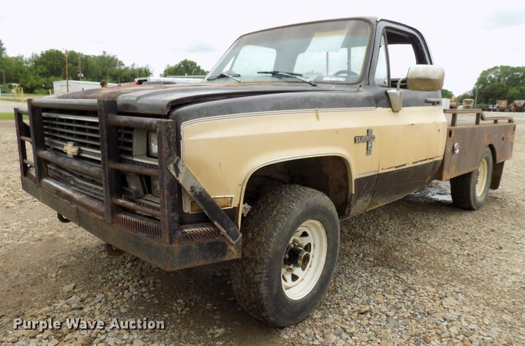 image for item FI9823 1984 Chevrolet Silverado 1500 flatbed pickup truck