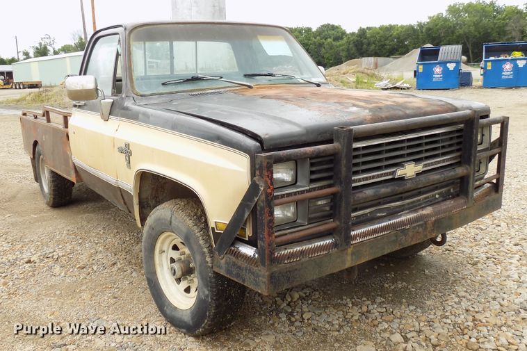 image for item FI9823 1984 Chevrolet Silverado 1500 flatbed pickup truck