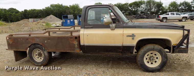 image for item FI9823 1984 Chevrolet Silverado 1500 flatbed pickup truck