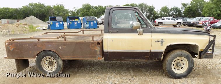 image for item FI9823 1984 Chevrolet Silverado 1500 flatbed pickup truck