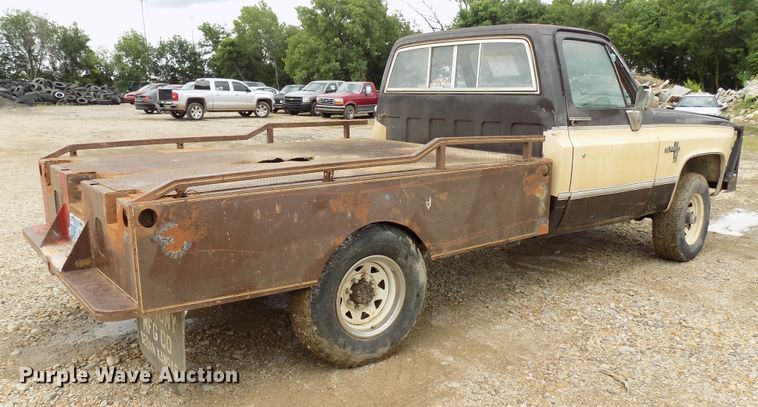 image for item FI9823 1984 Chevrolet Silverado 1500 flatbed pickup truck