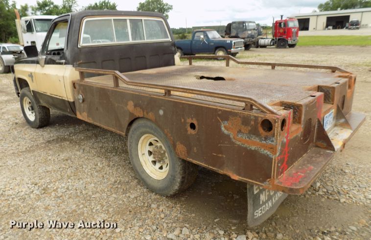 image for item FI9823 1984 Chevrolet Silverado 1500 flatbed pickup truck