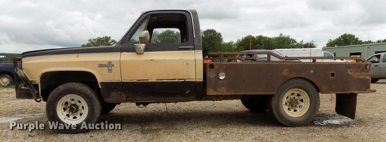 image for item FI9823 1984 Chevrolet Silverado 1500 flatbed pickup truck