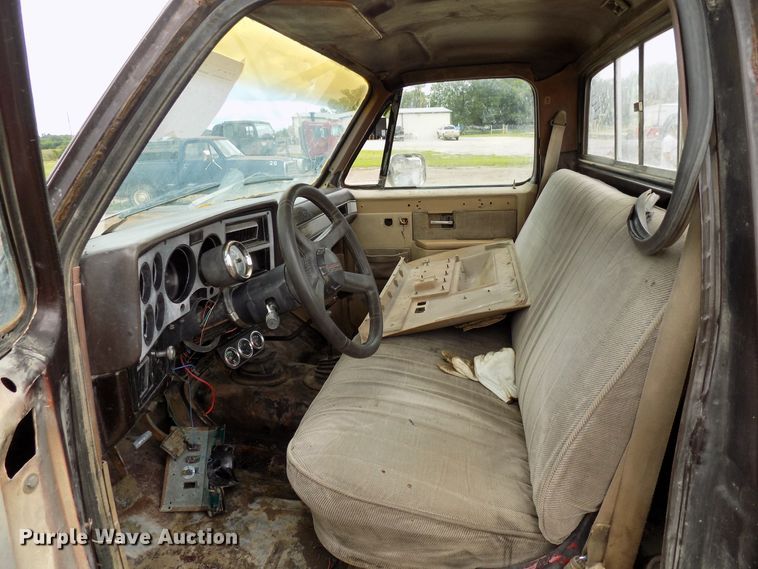 image for item FI9823 1984 Chevrolet Silverado 1500 flatbed pickup truck