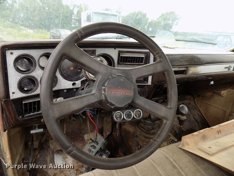 image for item FI9823 1984 Chevrolet Silverado 1500 flatbed pickup truck