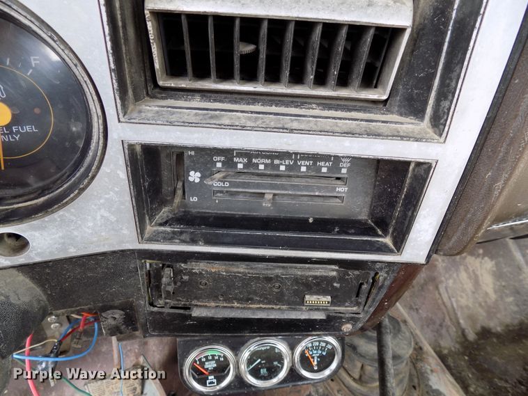 image for item FI9823 1984 Chevrolet Silverado 1500 flatbed pickup truck