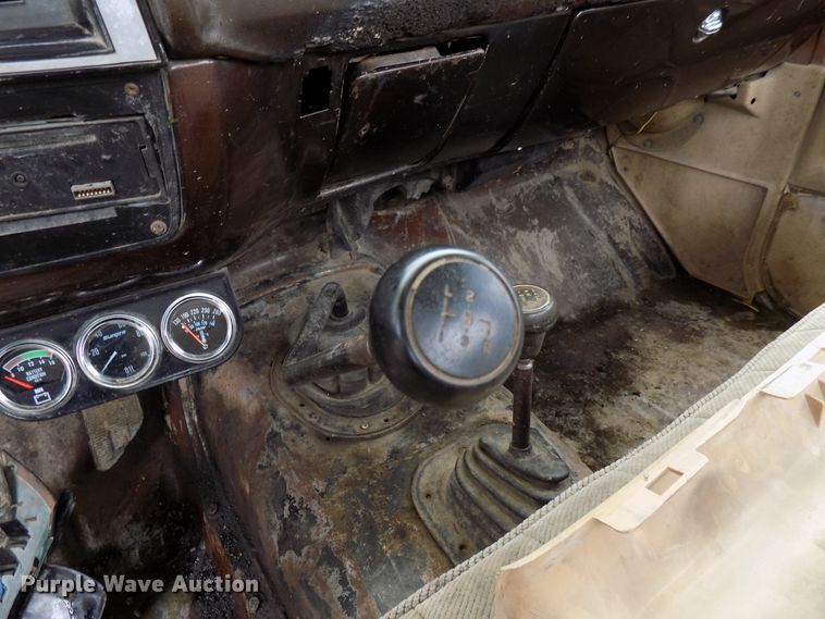 image for item FI9823 1984 Chevrolet Silverado 1500 flatbed pickup truck