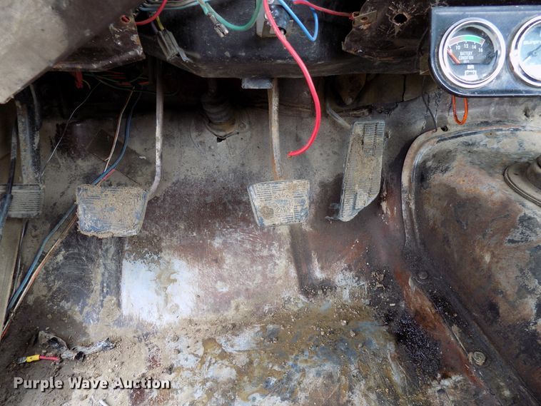 image for item FI9823 1984 Chevrolet Silverado 1500 flatbed pickup truck