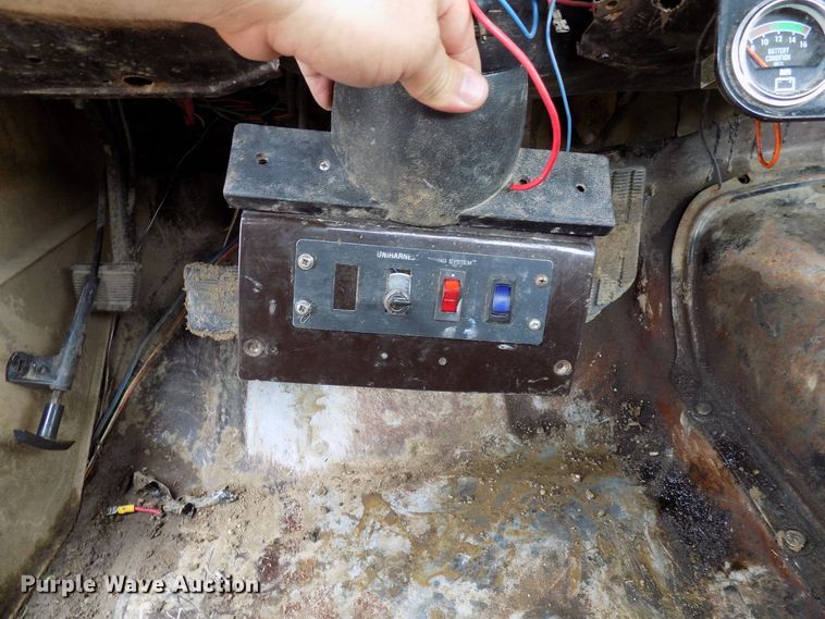 image for item FI9823 1984 Chevrolet Silverado 1500 flatbed pickup truck