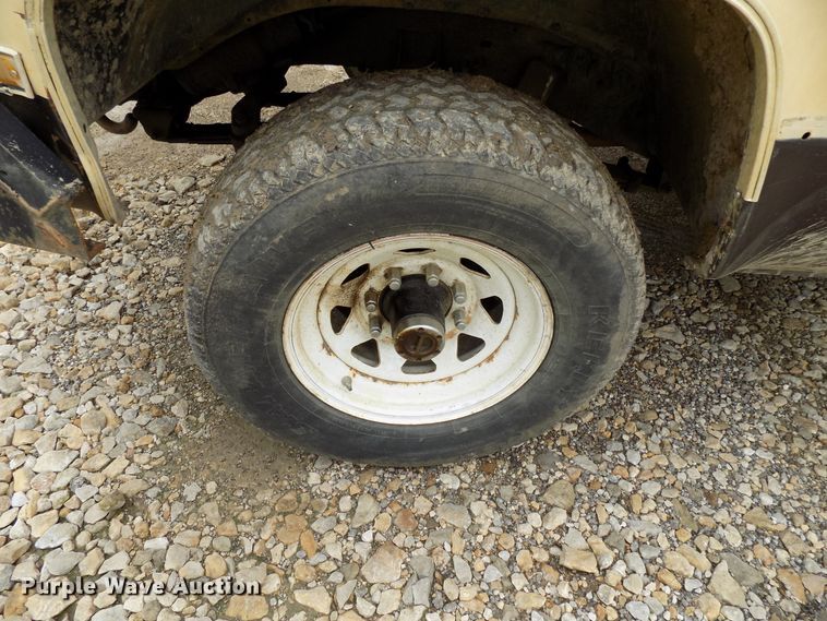 image for item FI9823 1984 Chevrolet Silverado 1500 flatbed pickup truck