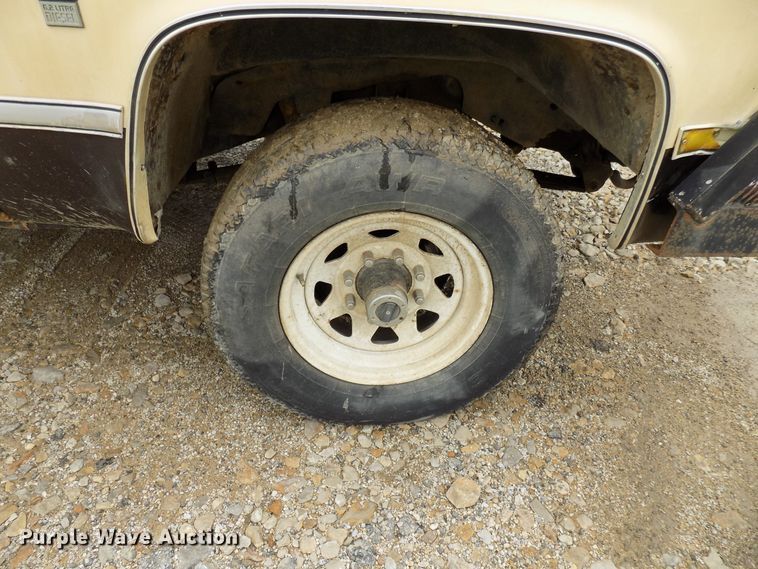 image for item FI9823 1984 Chevrolet Silverado 1500 flatbed pickup truck