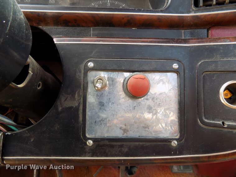 image for item FI9825 1988 Ford F150 pickup truck