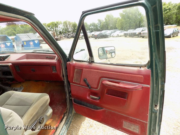 image for item FI9825 1988 Ford F150 pickup truck