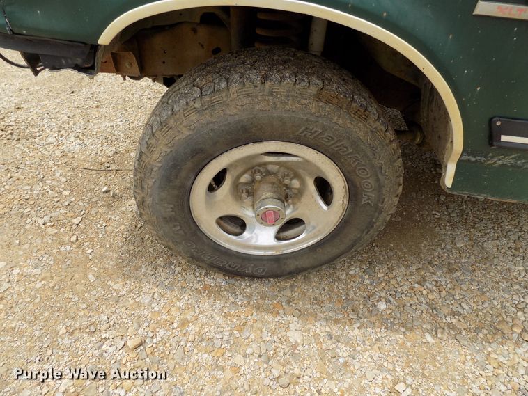 image for item FI9825 1988 Ford F150 pickup truck