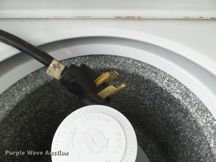 (2) washer/dryer combinations in Des Moines, IA Item FM9394 for sale