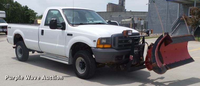 image for item FM9428 2001 Ford F250 Super Duty XL pickup truck