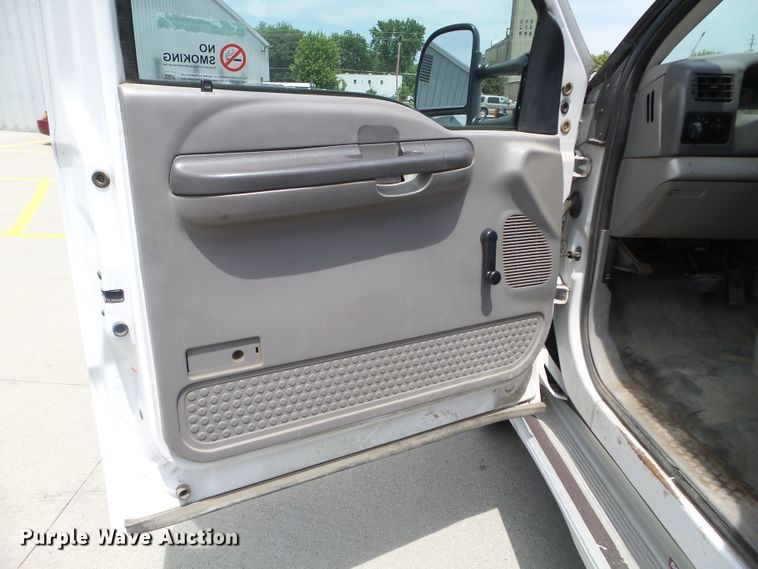 image for item FM9428 2001 Ford F250 Super Duty XL pickup truck