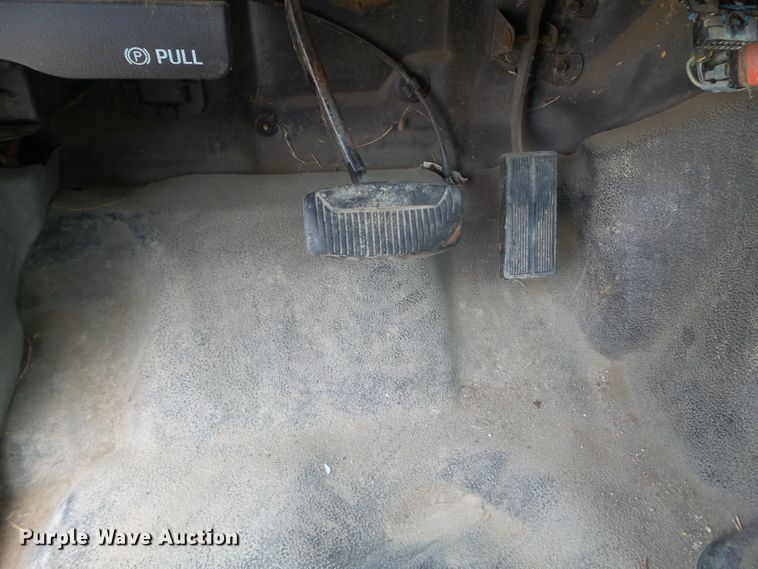 image for item FM9428 2001 Ford F250 Super Duty XL pickup truck