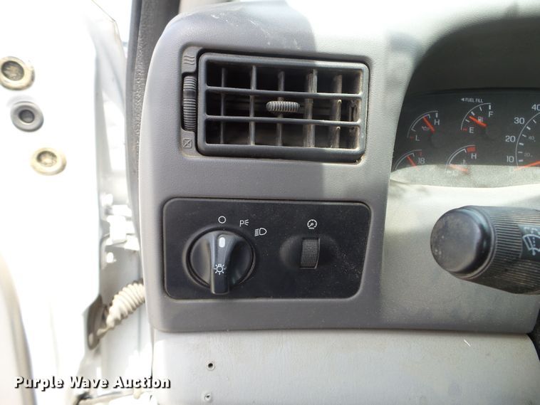 image for item FM9428 2001 Ford F250 Super Duty XL pickup truck