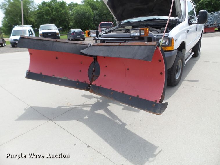 image for item FM9428 2001 Ford F250 Super Duty XL pickup truck