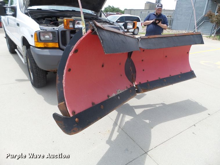 image for item FM9428 2001 Ford F250 Super Duty XL pickup truck