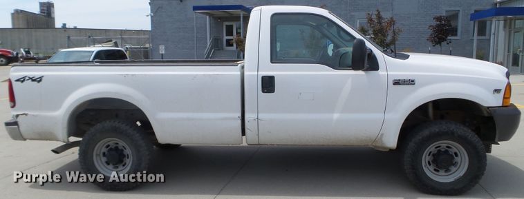 image for item FM9429 2001 Ford F250 Super Duty XL pickup truck