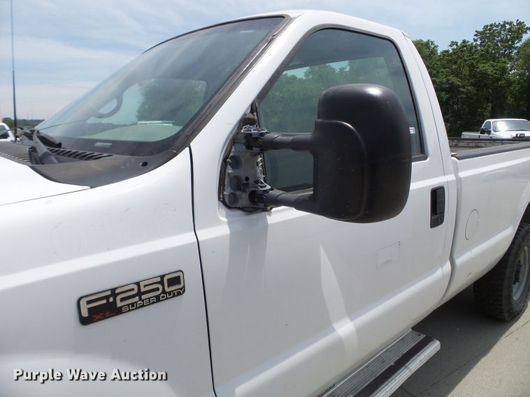 image for item FM9429 2001 Ford F250 Super Duty XL pickup truck
