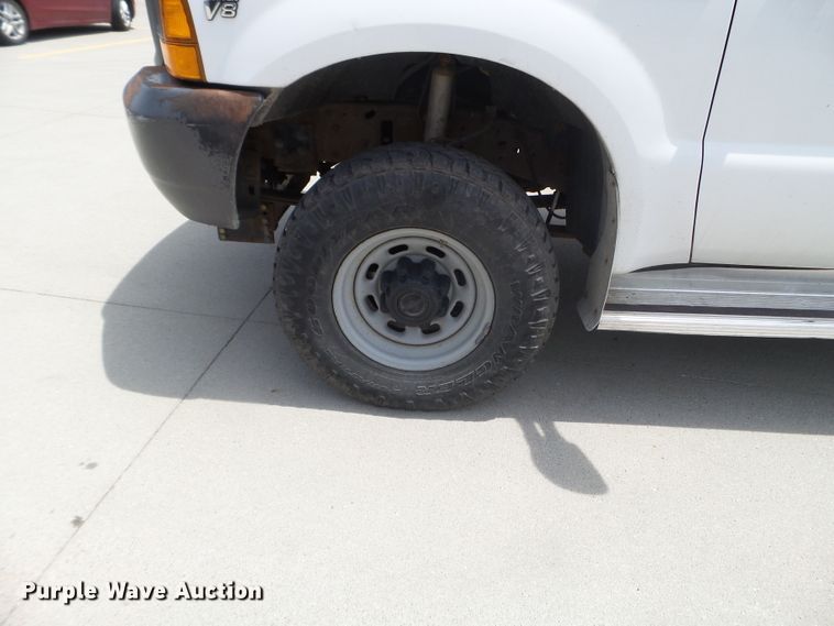 image for item FM9429 2001 Ford F250 Super Duty XL pickup truck