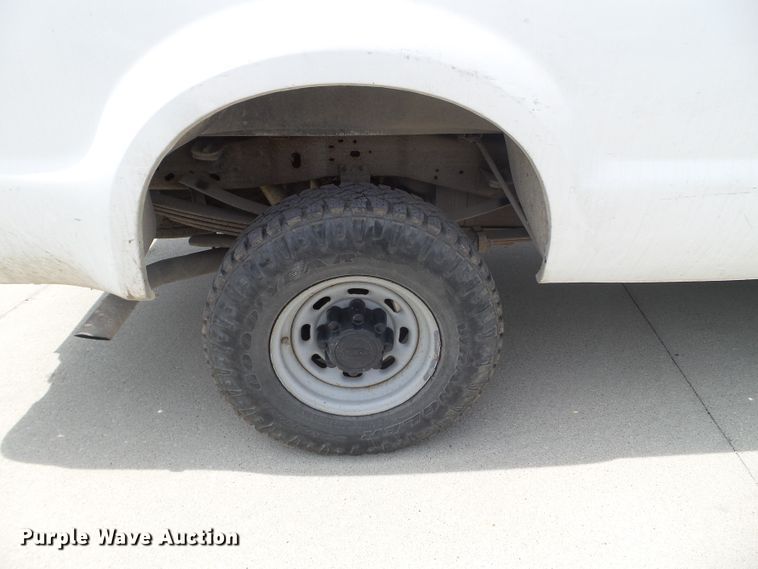 image for item FM9429 2001 Ford F250 Super Duty XL pickup truck