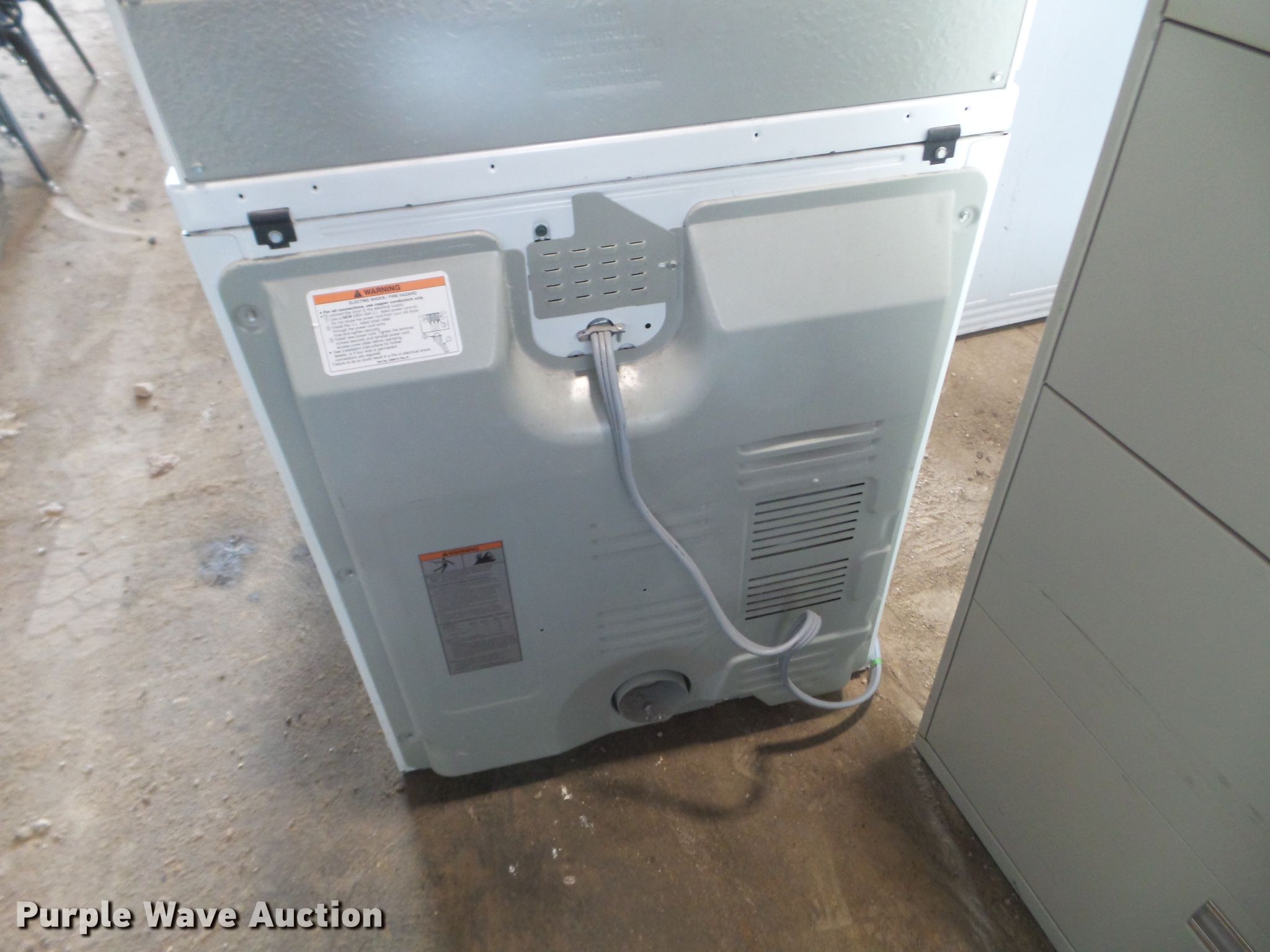 Appliances in Des Moines, IA Item FM9405 sold Purple Wave