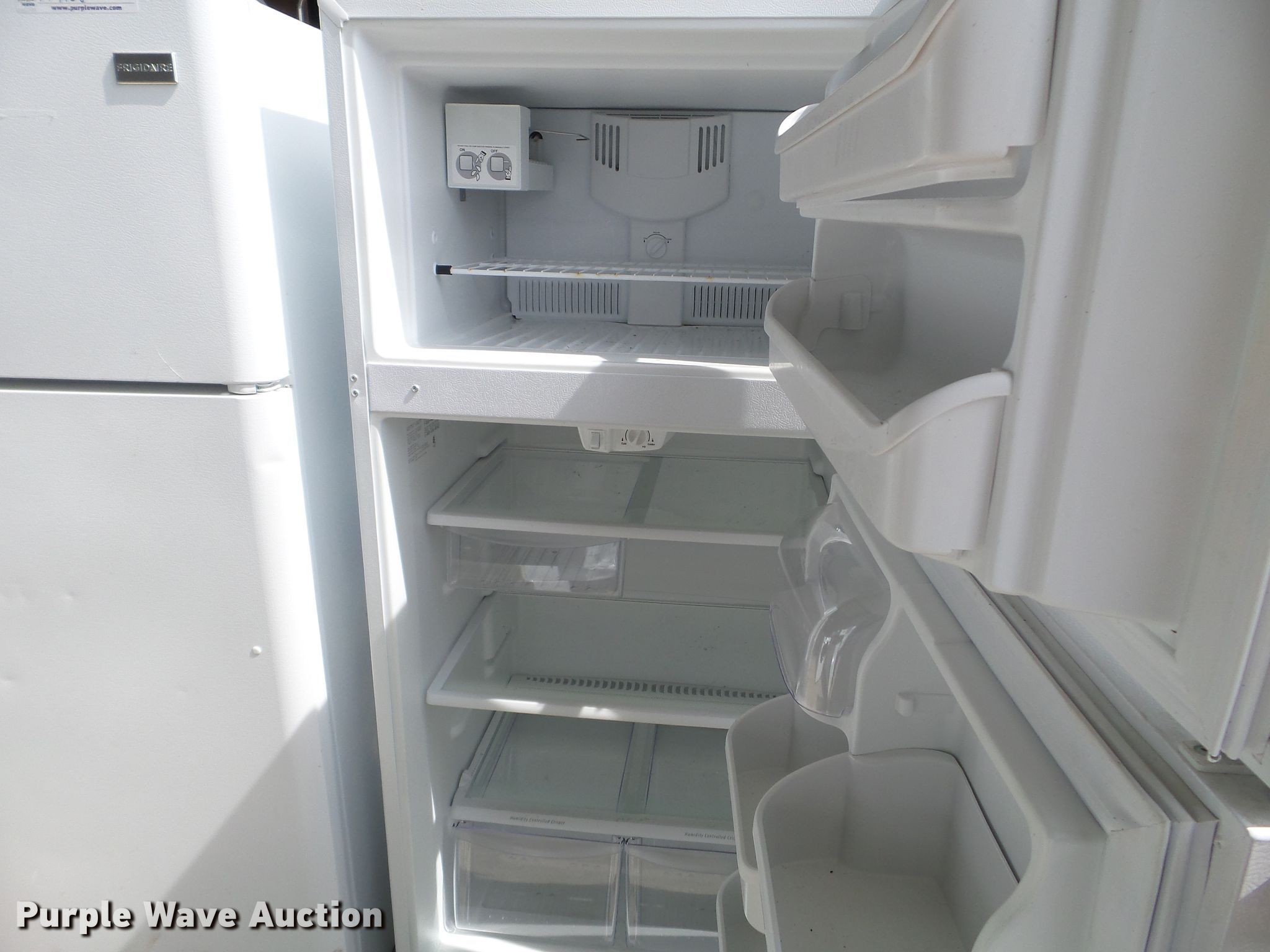 (3) refrigerators in Des Moines, IA Item FM9408 sold Purple Wave