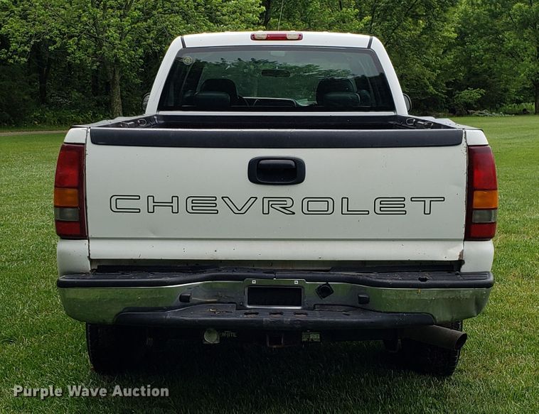 image for item AN9438 2002 Chevrolet Silverado 2500HD Crew Cab pickup truck