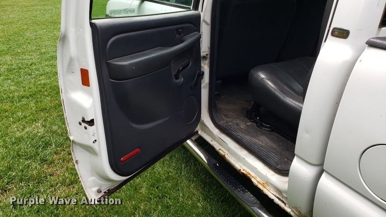 image for item AN9438 2002 Chevrolet Silverado 2500HD Crew Cab pickup truck