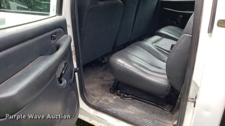 image for item AN9438 2002 Chevrolet Silverado 2500HD Crew Cab pickup truck